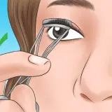 Una mano usa un rizador para curvar las pestañas de un ojo. Un visto bueno verde indica que el paso es correcto.