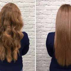 Antes y después de nanoplastia: cabello rizado y voluminoso transformado en liso y sedoso.