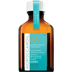 Botella de Moroccanoil Treatment Light, un aceite para el cabello que evoca el lujo de Marruecos.