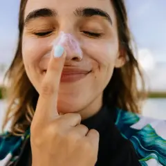 Protector solar con color: logra una piel radiante y protegida