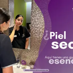 Una mujer se toca la mejilla frente a un espejo, reflexionando sobre la **xerosis** y buscando una solución.