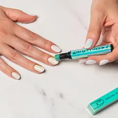 Manicura con efecto espejo. Un aplicador con polvo holográfico de Mercadona crea magia en las uñas.