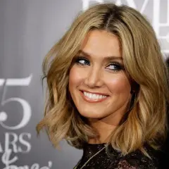 Mujer sonríe con un corte media melena pelo fino, con ondas suaves y rubio dorado. Fondo con texto "175 Years David Jones".