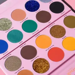 Paleta de sombras Krash Kosmetics con tonos vibrantes y brillantes, lista para crear looks audaces.