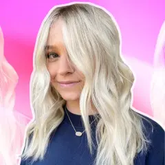Mujer sonriente con cabello rubio platino, peinado en ondas suaves. Las mechas platinadas resaltan su rostro.