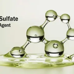 Molécula de Sodium Laureth Sulfate, un agente limpiador, representada con esferas de líquido verde translúcido.
