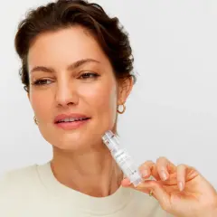 Mujer con producto de belleza. ¿Serán ciertas las cocunat opiniones negativas?