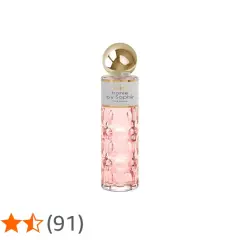 Frasco de perfume rosa con tapa dorada. "Ironie by Saphir" indica su equivalencia.