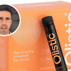 Hombre con expresión de sorpresa junto a caja y vial de Olistic, suplemento capilar con opinión de dermatólogo.
