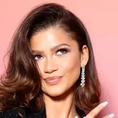 Zendaya luce un elegante corte midi con ondas suaves y un pendiente de diamantes deslumbrante.