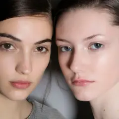 Dos rostros con maquillaje de día sutil. Piel luminosa y labios naturales, un look fresco y radiante.
