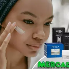 Mujer aplicándose crema en el contorno de ojos. Productos de contorno de ojos Mercadona en el fondo.