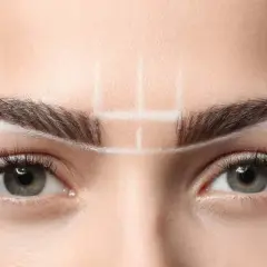 Primeras líneas de diseño para cejas tatuadas, microblading o micropigmentación.