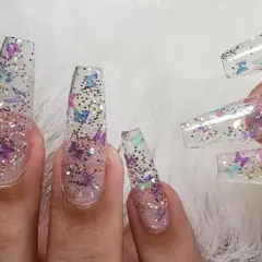 Uñas transparentes: cómo lograr un look elegante y versátil