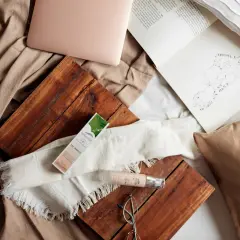 Crema contorno de ojos Atlantia con aloe vera, destacando sus propiedades para la piel.