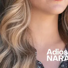Cabello rubio con mechas matizadas, luciendo un estilo fresco y vibrante. "Adiós Naranjas" en texto blanco.