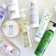 Colección de limpiadores faciales, incluyendo aguas micelares y aceites, que utilizan tensioactivos para eliminar el maquillaje.