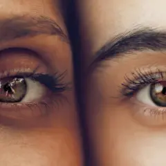 Dos ojos cercanos, uno con ojeras marcadas, el otro más despejado. Reflejan un mundo de detalles.