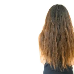 Cabello largo y castaño, con puntas secas. Descubre cómo hidratar el pelo para un aspecto saludable y brillante.