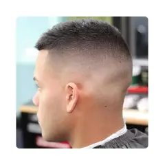 Corte de pelo degradado con efecto **ombre**, de corto a largo, en un hombre.