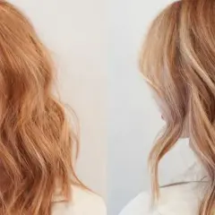 Mujer con cabello ondulado rubio fresa con reflejos dorados y rosados.