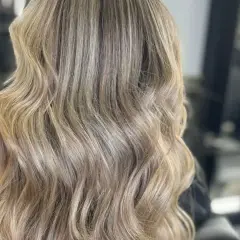 Cabello rubio con ondas suaves, mostrando diferentes tipos de rubio y reflejos sutiles.