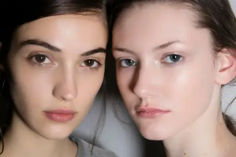 Dos rostros con maquillaje de día sutil. Piel luminosa y labios naturales, un look fresco y radiante.