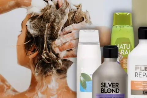 Persona lavándose el cabello con espuma. A su lado, varios champús, incluyendo un champú sin sulfatos Mercadona.