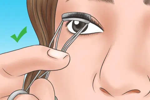 Una mano usa un rizador para curvar las pestañas de un ojo. Un visto bueno verde indica que el paso es correcto.