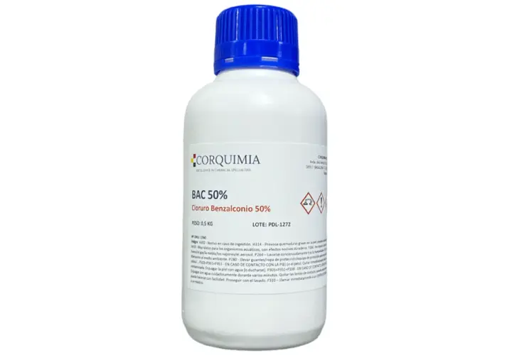Botella blanca con tapa azul de Corquimia, etiqueta con "Cloruro Benzalconio 50%".
