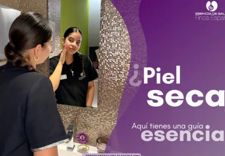 Una mujer se toca la mejilla frente a un espejo, reflexionando sobre la **xerosis** y buscando una solución.
