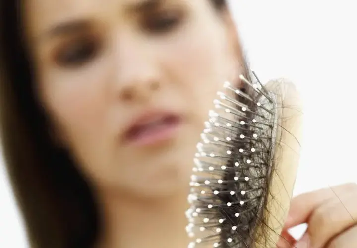 ¿Se me cae mucho el pelo cuando me lo lavo? Entiende por qué ocurre
