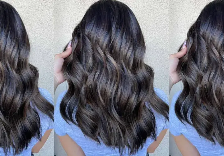 Cabello castaño oscuro con reflejos cenizos y ondas suaves.