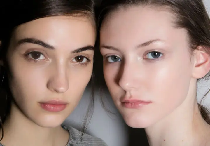 Dos rostros con maquillaje de día sutil. Piel luminosa y labios naturales, un look fresco y radiante.