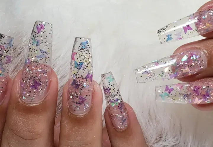 Uñas transparentes: cómo lograr un look elegante y versátil