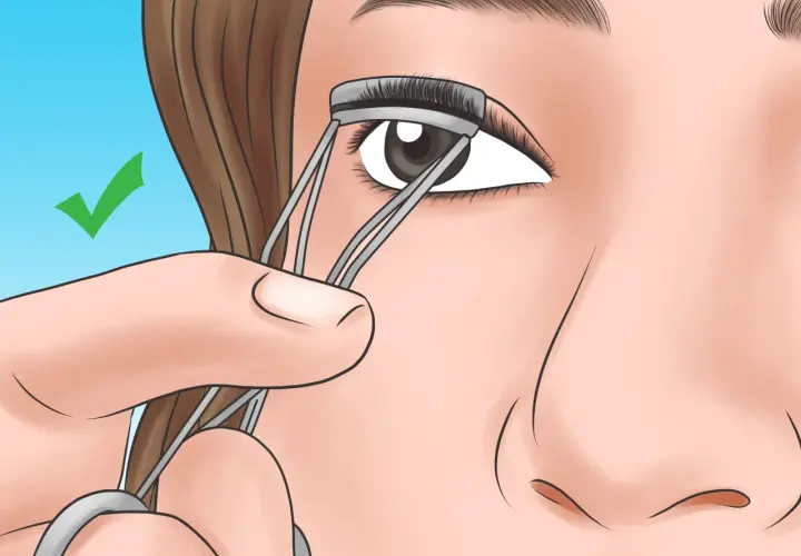 Una mano usa un rizador para curvar las pestañas de un ojo. Un visto bueno verde indica que el paso es correcto.