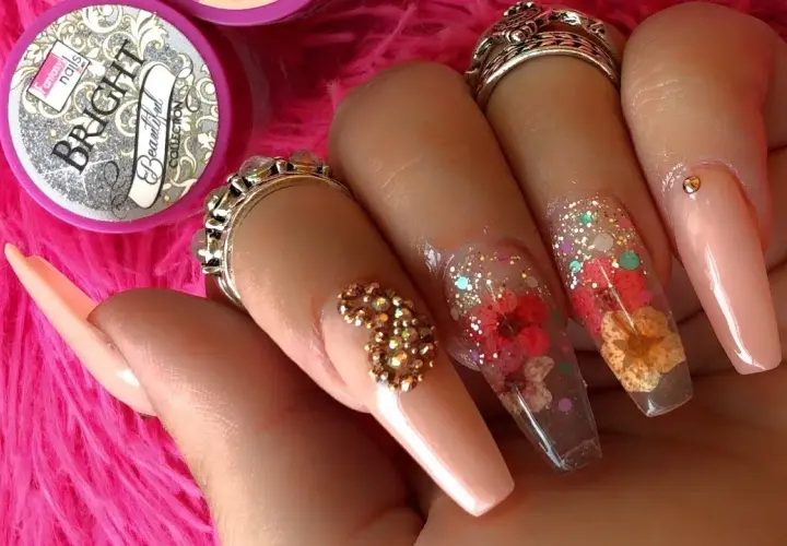 Uñas encapsuladas: aprende la técnica y evita errores comunes