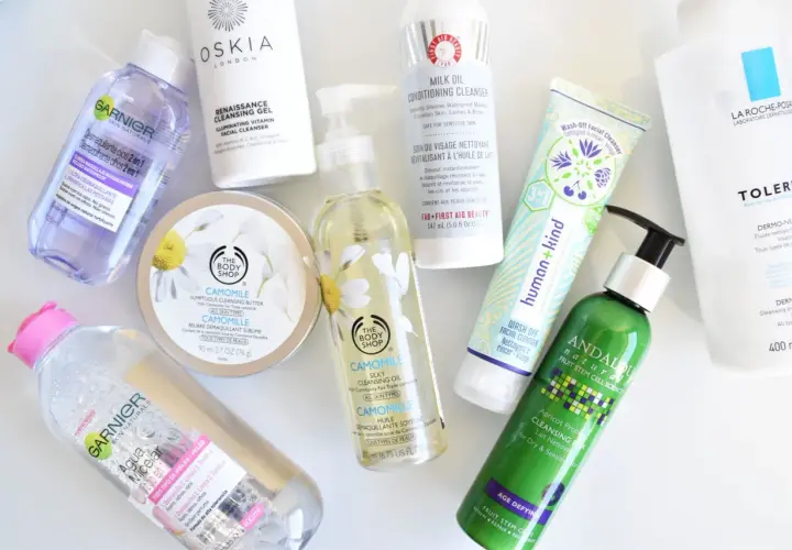 Colección de limpiadores faciales, incluyendo aguas micelares y aceites, que utilizan tensioactivos para eliminar el maquillaje.