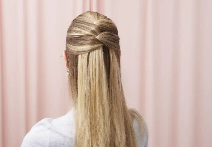 Peinado con semirecogidos sencillos, trenza twist en la parte superior y cabello suelto.