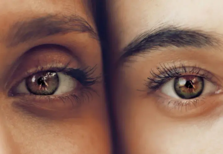 Dos ojos cercanos, uno con ojeras marcadas, el otro más despejado. Reflejan un mundo de detalles.