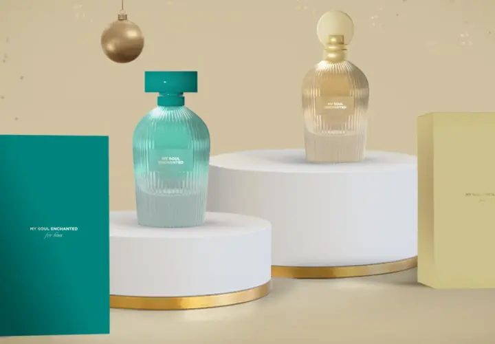 Dos perfumes "My Soul Enchanted" en tonos turquesa y dorado, junto a su caja, evocan la esencia de Mercadona.