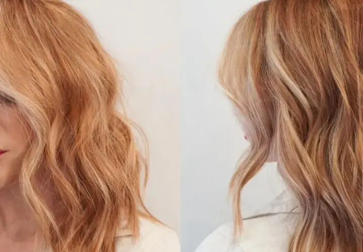 Mujer con cabello ondulado rubio fresa con reflejos dorados y rosados.