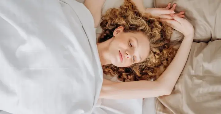 Cómo dormir con el pelo rizado y evitar el frizz por la mañana