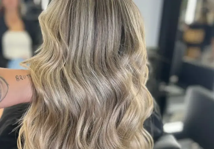 Cabello rubio con ondas suaves, mostrando diferentes tipos de rubio y reflejos sutiles.