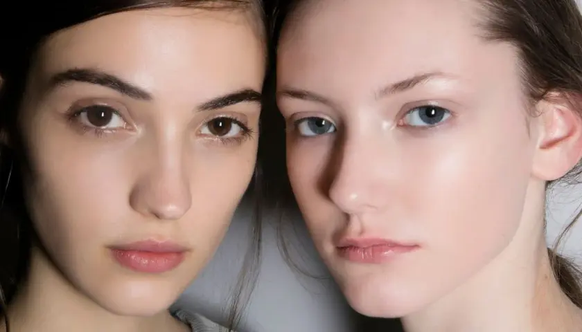 Dos rostros con maquillaje de día sutil. Piel luminosa y labios naturales, un look fresco y radiante.