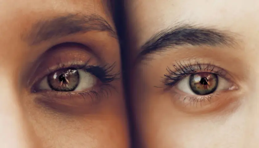 Dos ojos cercanos, uno con ojeras marcadas, el otro más despejado. Reflejan un mundo de detalles.