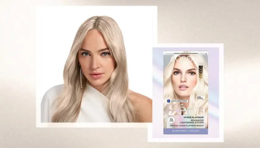 Mujer con pelo rubio platino, resultado de decoloración pelo. Caja de tinte L'Oréal Féria Hyper Platinum.