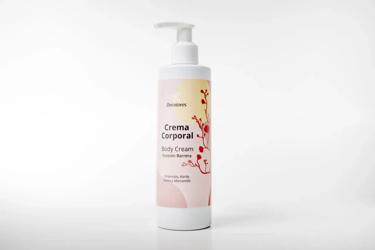 Crema corporal Decolores, la mejor crema reafirmante corporal ocu, con ceramidas, karité, avena y manzanilla para una piel nutrida y protegida.