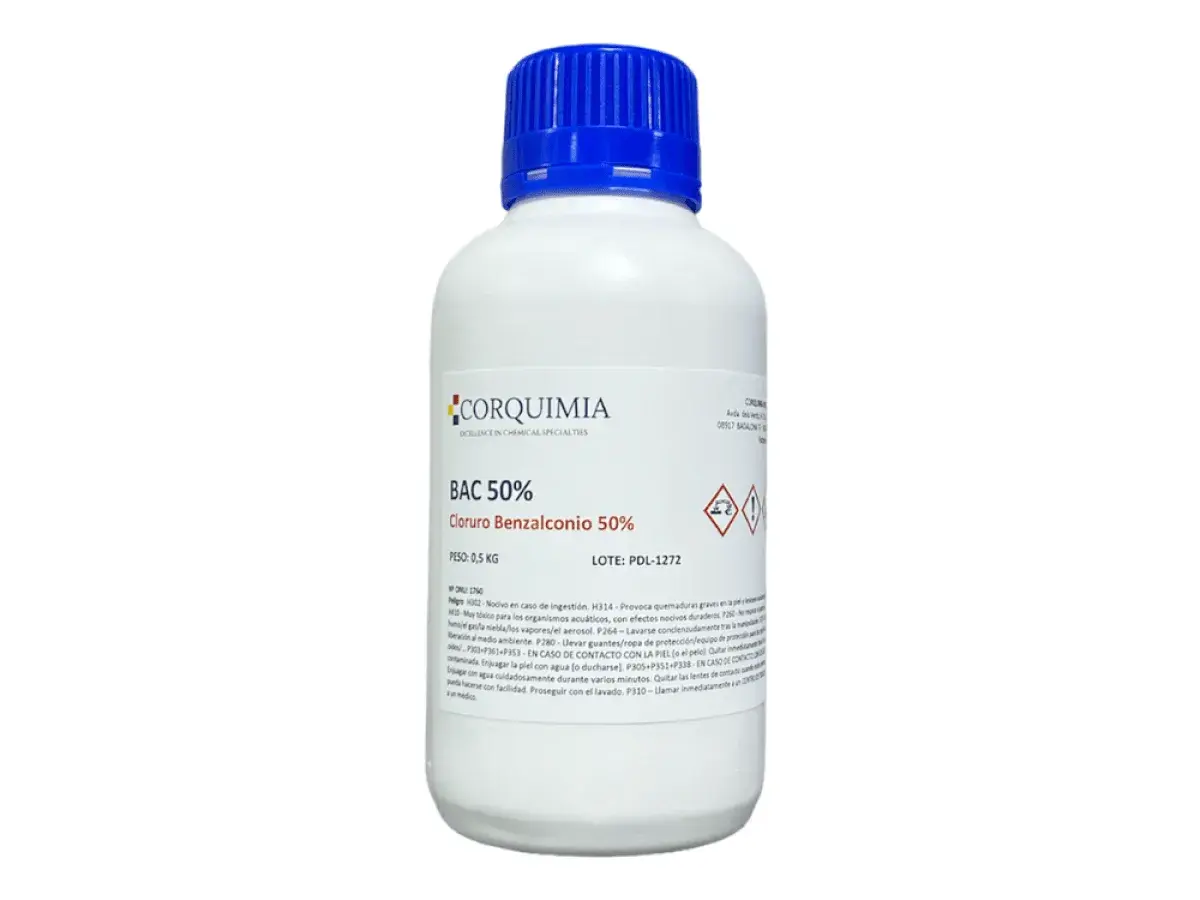 Botella blanca con tapa azul de Corquimia, etiqueta con "Cloruro Benzalconio 50%".