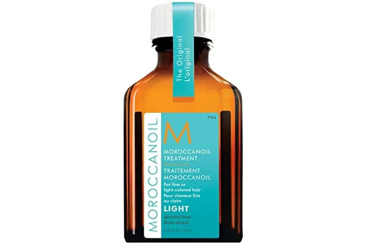 Botella de Moroccanoil Treatment Light, un aceite para el cabello que evoca el lujo de Marruecos.